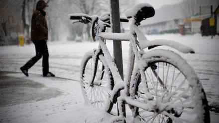 Schnee gab es in Berlin in diesem Winter noch nicht. Aber Frost hat die Fahrräder draußen bereits ergriffen.