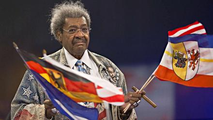Pate mit Fahne. Don King hat Jahrhundertkämpfe veranstaltet und mit allen Szenegrößen gearbeitet. Zuletzt wurde es ruhiger um ihn, doch vom Boxen lassen mag er nicht.