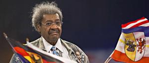 Pate mit Fahne. Don King hat Jahrhundertkämpfe veranstaltet und mit allen Szenegrößen gearbeitet. Zuletzt wurde es ruhiger um ihn, doch vom Boxen lassen mag er nicht.
