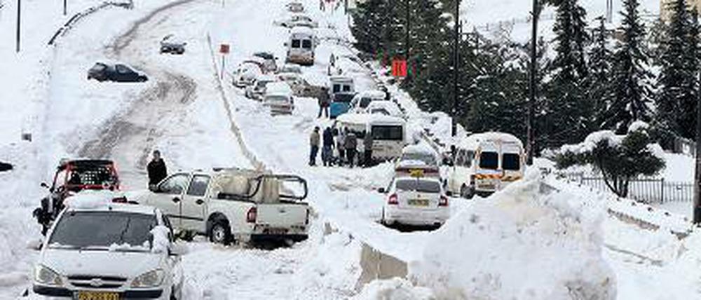 Schneechaos in Jerusalem. Auf vielen Straßen gibt es kein Durchkommen. Foto: AFP