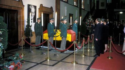 Der Sarg Willy Brandts wurde 1992 im Schöneberger Rathaus aufgebahrt.