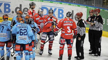 Torarm. Nach Dritteln stand es zwischen den Eisbären und Iserlohn 1:1.