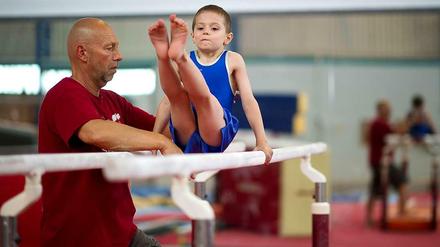 Nachwuchsförderung im Sport: Trainerlehrer Gunther Kopsch in der Eliteschule des Sports in Berlin mit dem 7-jährigen Turner Gleb. 