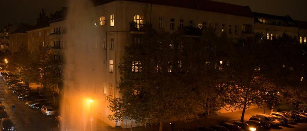 Plötzlich war da eine Riesen-Fontäne: Thomas Brauner aus der Hans-Otto-Straße in Prenzlauer Berg hat diese Aufnahme eines Wasserrohrbruchs von seinem Balkon aus gemacht. Ungefähr eine Stunde lang dauerte das Spektakel, dann hatte das Technische Hilfswerk (THW) den Hydranten repariert. - Foto: Thomas Brauner 