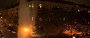 Plötzlich war da eine Riesen-Fontäne: Thomas Brauner aus der Hans-Otto-Straße in Prenzlauer Berg hat diese Aufnahme eines Wasserrohrbruchs von seinem Balkon aus gemacht. Ungefähr eine Stunde lang dauerte das Spektakel, dann hatte das Technische Hilfswerk (THW) den Hydranten repariert. - Foto: Thomas Brauner 