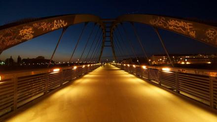 Nacht auf dem Schwedter Steg in Prenzlauer Berg.