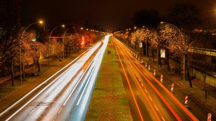 Langzeitbelichtung am Adlergestell, Berlins längster Straße. Liebe Leserinnen, liebe Leser: Senden Sie Ihre Berliner Nachtfotos an leserbilder@tagesspiegel.de!