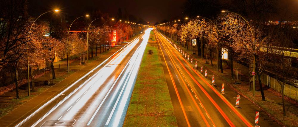 Langzeitbelichtung am Adlergestell, Berlins längster Straße. Liebe Leserinnen, liebe Leser: Senden Sie Ihre Berliner Nachtfotos an leserbilder@tagesspiegel.de!