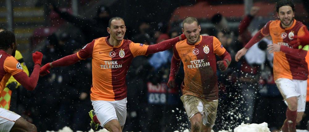 Wesley Sneijder (zweiter von rechts) schoss in der 85. Minute für Galatasaray das Siegtor. 