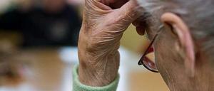 Eine alte und demenzkranke Frau sitzt in einem Pflegeheim in Frankfurt an der Oder (Brandenburg).