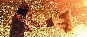 Viele Ausnahmen. Vor allem stromintensive Unternehmen wie etwa Stahlhütten, wie hier in Salzgitter, sind von der EEG-Umlage befreit. Die EU könnte diese Regelung auch rückwirkend kippen.