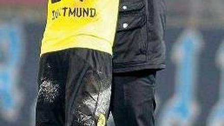 Saubere Sache. Dortmunds Trainer Jürgen Klopp herzt Erik Durm. Foto: dpa
