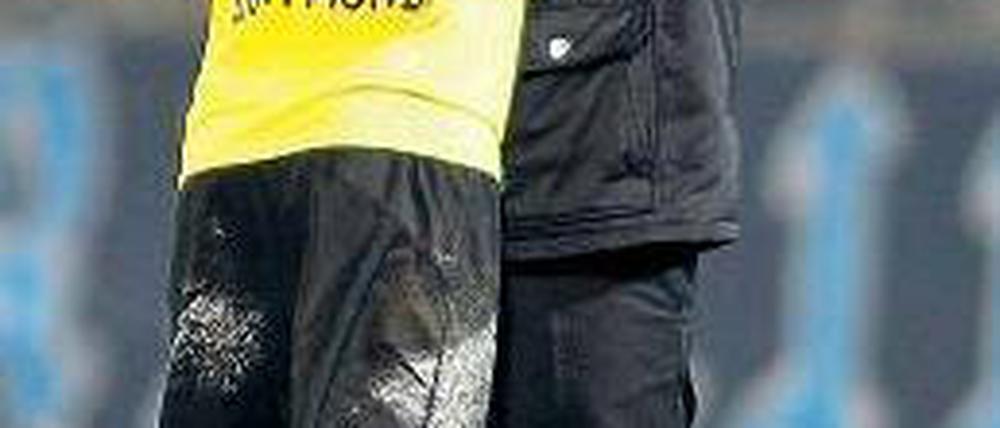 Saubere Sache. Dortmunds Trainer Jürgen Klopp herzt Erik Durm. Foto: dpa