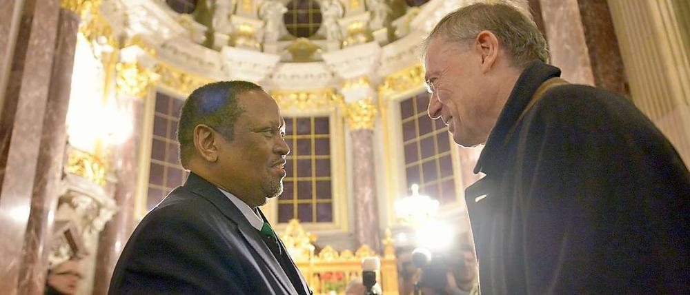 Gedenken an Mandela. Der frühere deutsche Bundespräsident Horst Köhler begrüßt den Botschafter der Republik Südafrika, Makhenkesi Arnold Stofile am Mittwochabend beim Trauergottesdienst im Berliner Dom.