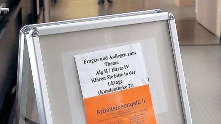Anspruch oder Anspruchsdenken? Ob EU-Bürger, womöglich vom Balkan, in Deutschland Hartz IV bekommen dürfen, ist rechtlich umstritten. Foto: Marco Stepniak/imago