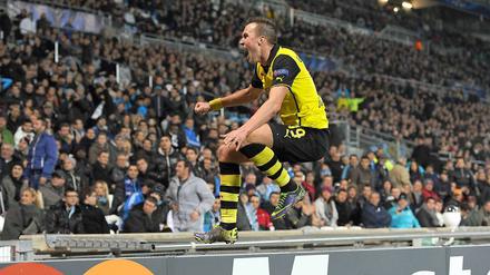 Dann hebt er ab. Kevin Großkreutz feiert sein alles entscheidendes Tor zum 2:1.