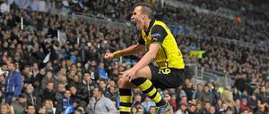 Dann hebt er ab. Kevin Großkreutz feiert sein alles entscheidendes Tor zum 2:1.