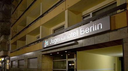 Vom Gästehaus zur Notunterkunft. Am Kaiserdamm 3 hat die Sportjugend ihr defizitäres Jugendhotel geschlossen, bis Januar will die Arbeiterwohlfahrt es zum Flüchtlingsheim umbauen.