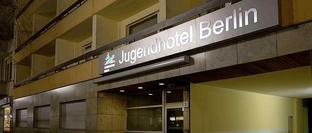 Vom Gästehaus zur Notunterkunft. Am Kaiserdamm 3 hat die Sportjugend ihr defizitäres Jugendhotel geschlossen, bis Januar will die Arbeiterwohlfahrt es zum Flüchtlingsheim umbauen.