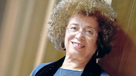 Angela Davis steht in einem Raum der Universität Frankfurt am Main.