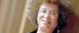 Angela Davis steht in einem Raum der Universität Frankfurt am Main.