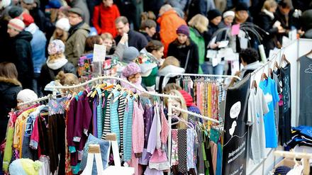 Der Hippe. "Der Clubabend unter den Weihnachtsmärkten" nennen die Veranstalter ihr "Holy.Shit.Shopping" im Postbahnhof am Ostbahnhof. Auf 3000 Quadratmetern präsentieren 200 junge Designer und Kreative ihre Mode, Schmuck, Wohnaccessoires, Kleinmöbel, Fotos, Grafik, Comics und Literatur. Dazu gibt's Glühwein und Beats von Berliner DJs.14. und 15. 12., Samstag 12 - 22 Uhr, Sonntag 12 - 20 Uhr, Eintritt: 4 Euro