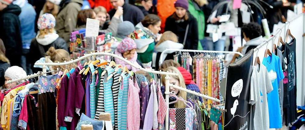 Der Hippe. "Der Clubabend unter den Weihnachtsmärkten" nennen die Veranstalter ihr "Holy.Shit.Shopping" im Postbahnhof am Ostbahnhof. Auf 3000 Quadratmetern präsentieren 200 junge Designer und Kreative ihre Mode, Schmuck, Wohnaccessoires, Kleinmöbel, Fotos, Grafik, Comics und Literatur. Dazu gibt's Glühwein und Beats von Berliner DJs.14. und 15. 12., Samstag 12 - 22 Uhr, Sonntag 12 - 20 Uhr, Eintritt: 4 Euro