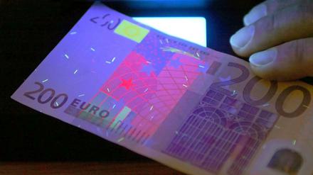 Der angeklagte Italiener soll das Falschgeld in Neapel besorgt und in Berlin an einen Geschäftsmann weitergegeben haben.