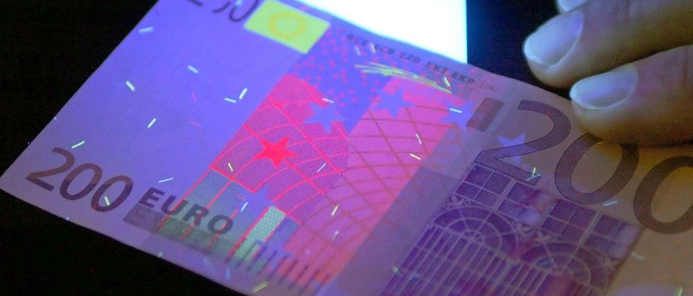 Der angeklagte Italiener soll das Falschgeld in Neapel besorgt und in Berlin an einen Geschäftsmann weitergegeben haben.