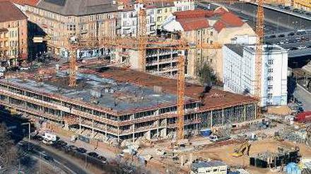 Der Riese am Kaiserdamm. Die BMW-Zentrale wächst und wächst. Am rechten Bildrand ist das Flüchtlingsheim im weißen Haus zu sehen.Foto: Imago