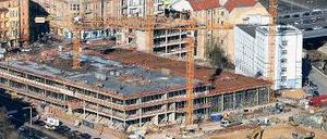 Der Riese am Kaiserdamm. Die BMW-Zentrale wächst und wächst. Am rechten Bildrand ist das Flüchtlingsheim im weißen Haus zu sehen.Foto: Imago