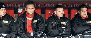 Die Wolldecken brauchen sie heute nicht. Björn Kopplin (Zweiter von links) und Christopher Quiring (Dritter von links) sollen in Bochum von Beginn an spielen. Foto: Imago