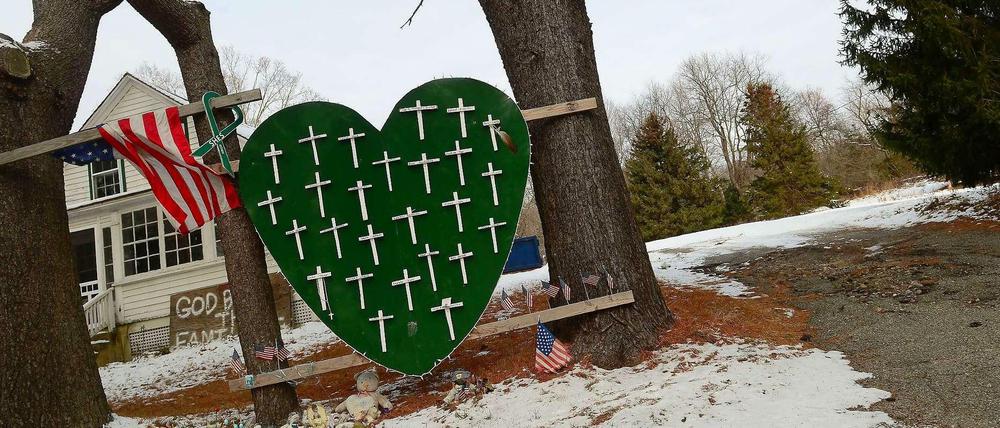 Ein Jahr nach dem Amoklauf in der Stadt Newtown ist es in einer Schule in Colorado wieder zu einer Schießerei gekommen.
