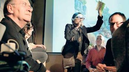 Simi Simon kriegt sie alle. Im Neuköllner Valentinstüberl lädt die 46-Jährige seit Beginn des Jahres zur Gesprächsrunde. Foto: David Heerde