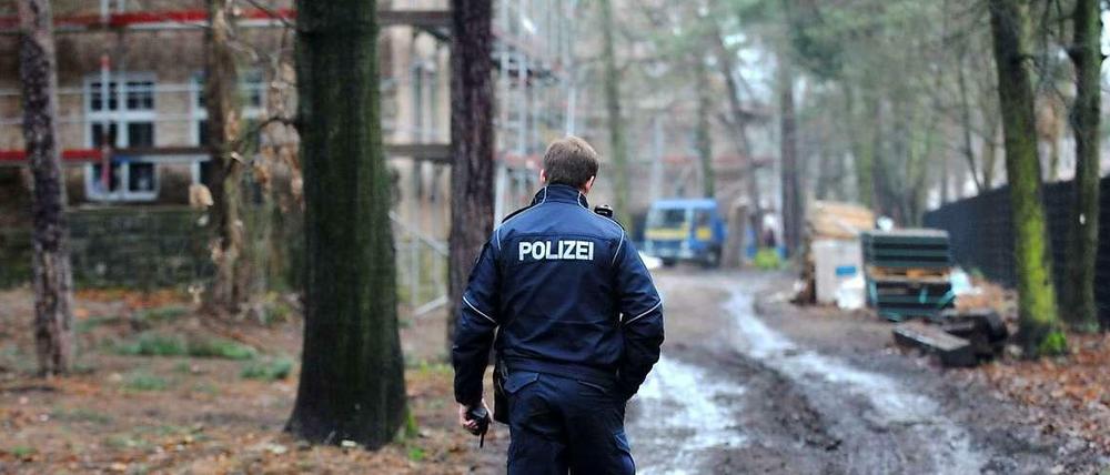 Einsatz in Kleinmachnow. Die Polizei ermittelt wegen Brandstiftung im Haus des Musikers.