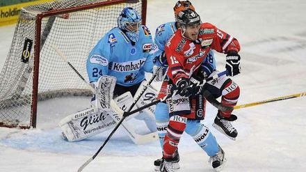 Travis Mulock (vorne) und die Eisbären haben am Freitag gewonnen, stehen aber noch weiter von den Play-Off-Plätzen.