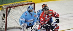Travis Mulock (vorne) und die Eisbären haben am Freitag gewonnen, stehen aber noch weiter von den Play-Off-Plätzen.