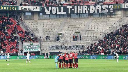 Wirklich wirksam waren die "12:12"-Proteste. Fans schwiegen in den ersten zwölf Minuten und zwölf Sekunden nach dem Anpfiff - oder blieben außerhalb des Stadions, wie hier in Leverkusen.