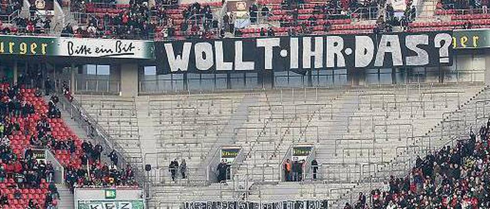 Wirklich wirksam waren die "12:12"-Proteste. Fans schwiegen in den ersten zwölf Minuten und zwölf Sekunden nach dem Anpfiff - oder blieben außerhalb des Stadions, wie hier in Leverkusen.