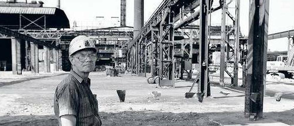 SKET in Magdeburg, 1992. Ein Arbeiter inmitten der Abrissarbeiten der stillgelegten Stahlgießerei.