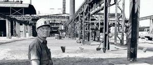 SKET in Magdeburg, 1992. Ein Arbeiter inmitten der Abrissarbeiten der stillgelegten Stahlgießerei.