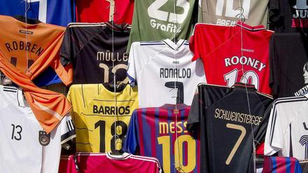 Trikot-Suchbild auf dem Basar: Erkennen Sie die Fälschungen!