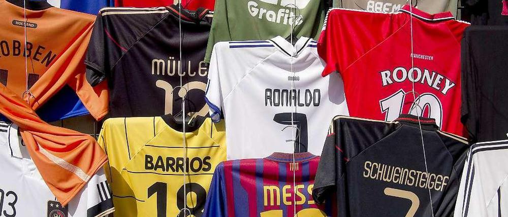 Trikot-Suchbild auf dem Basar: Erkennen Sie die Fälschungen!