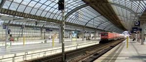 Ein Zug kommt, auch im schönen Bahnhof von Berlin-Spandau. Und ab Sonntag fährt er sogar bis Gesundbrunnen.