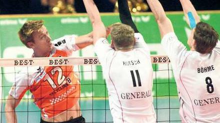 Harte Gegenwehr. Hachings Volleyballer (hier Hirsch und Böhme) spielen heute im Pokal-Halbfinale gegen die Volleys. 