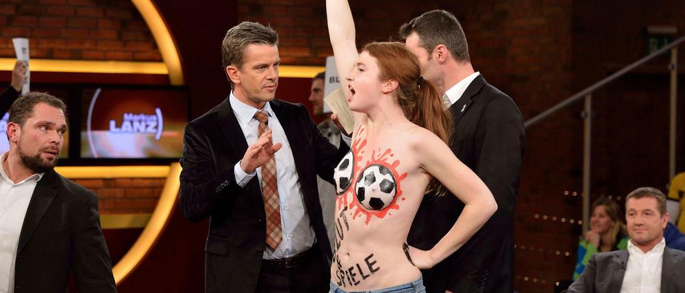 Nackter Protest. Moderator Markus Lanz (2.v.l.) reagierte cool auf die Frauen, die in seiner Live-Sendung gegen Fußball-WM-Gastgeber Katar demonstrierten. 