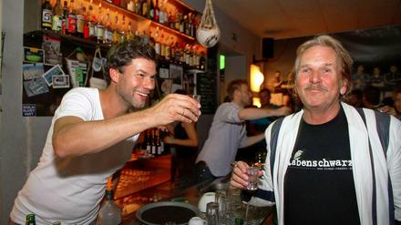 Feiern kann er! Und singen auch! Herthaner ist er sowieso und Vollblut-Charlottenburger! Prost, Frank Zander (rechts).