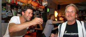 Feiern kann er! Und singen auch! Herthaner ist er sowieso und Vollblut-Charlottenburger! Prost, Frank Zander (rechts).