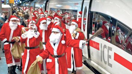 Driving home for Christmas. Diese Weihnachtsmänner haben sich für den Zug entschieden. 