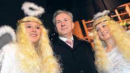 (H)erzengel. Wenn Lichtgestalten gen Erde streben, müssen sie flankiert sein. Foto: dpa